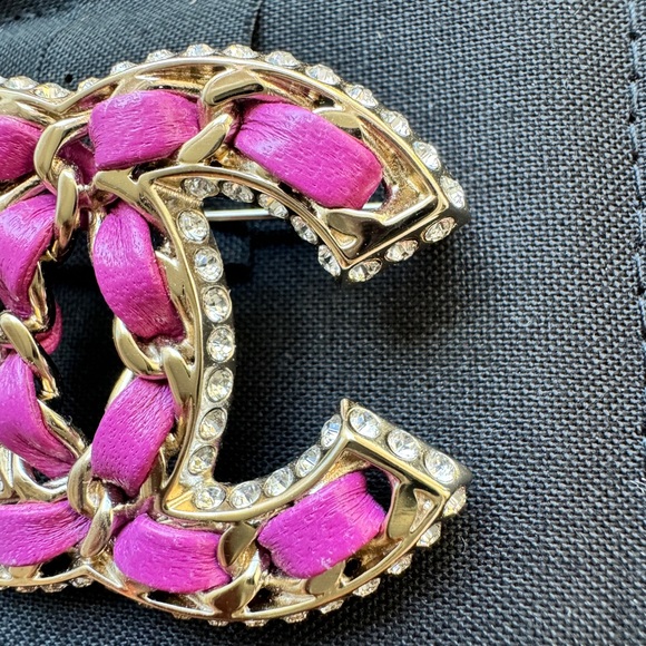 CHANEL 21P GOLDEN GOLD TONE CC LOGO PINK PURPLE LEATHER CHAIN CRYSTAL BROOCH PIN - Picture 6 of 12
